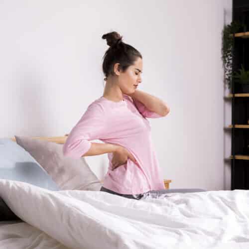 Cosa non fare se si ha l'ernia cervicale? Dolori collo, cervicali, come dormire a letto.